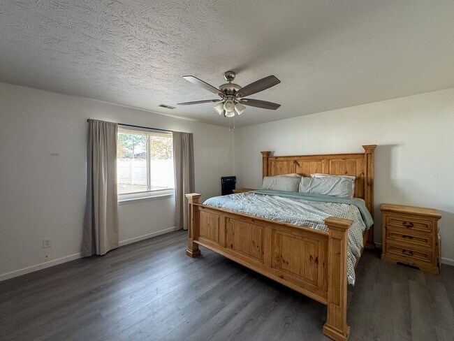 Building Photo - Charming 3 Bed 2 Bath Home with Fenced Yard