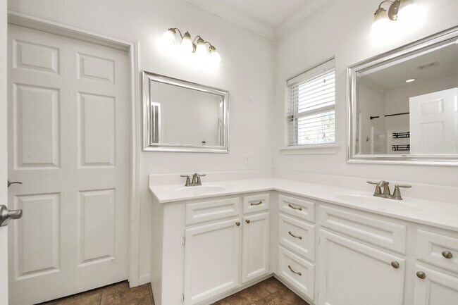 Building Photo - 228 Greenleaf St