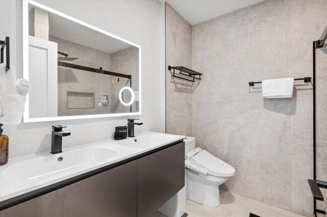 Building Photo - 9005 Balcones Club Dr