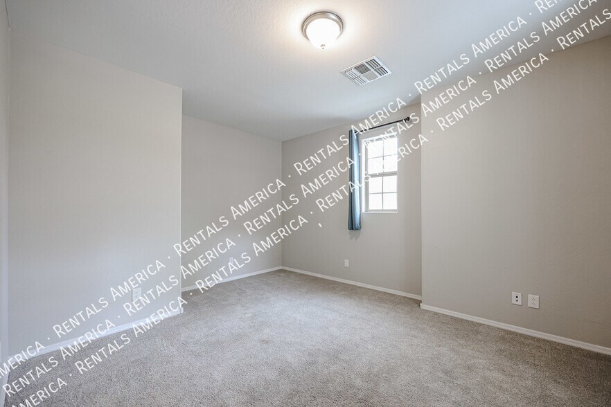 Building Photo - 1701 E Dogwood Ln