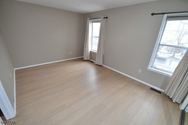 Building Photo - 352 Greenbriar Dr