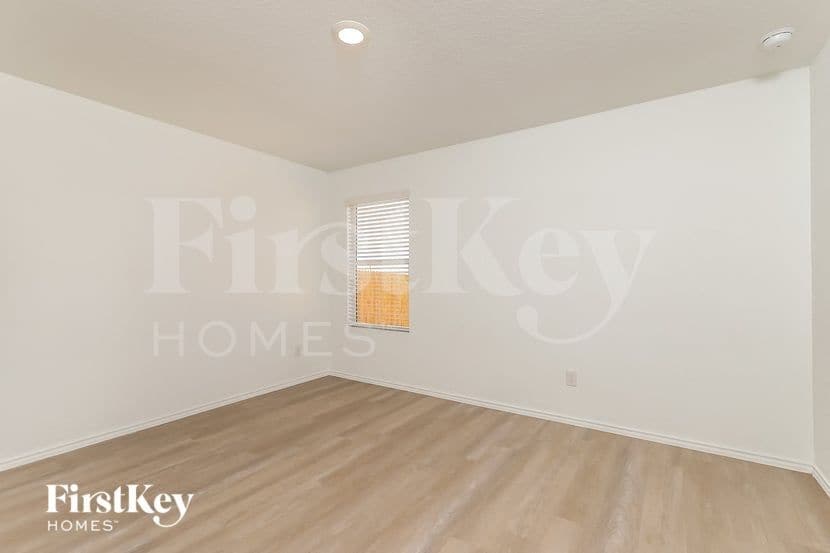 Building Photo - 10610 McClintock Dr