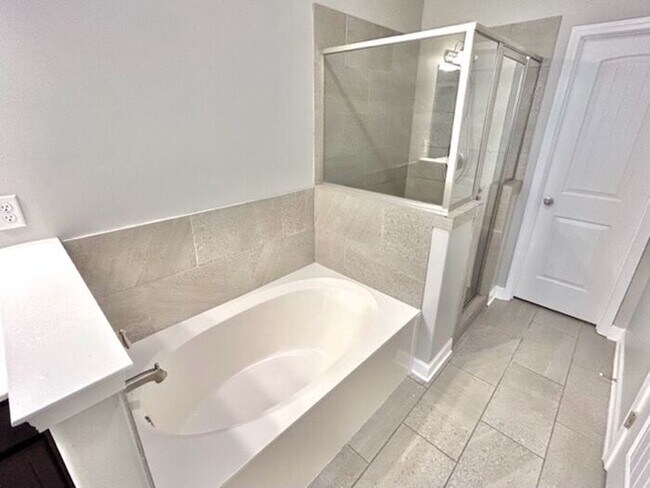 Building Photo - Now Leasing! 4 -bedroom 2.5 bath home in S...