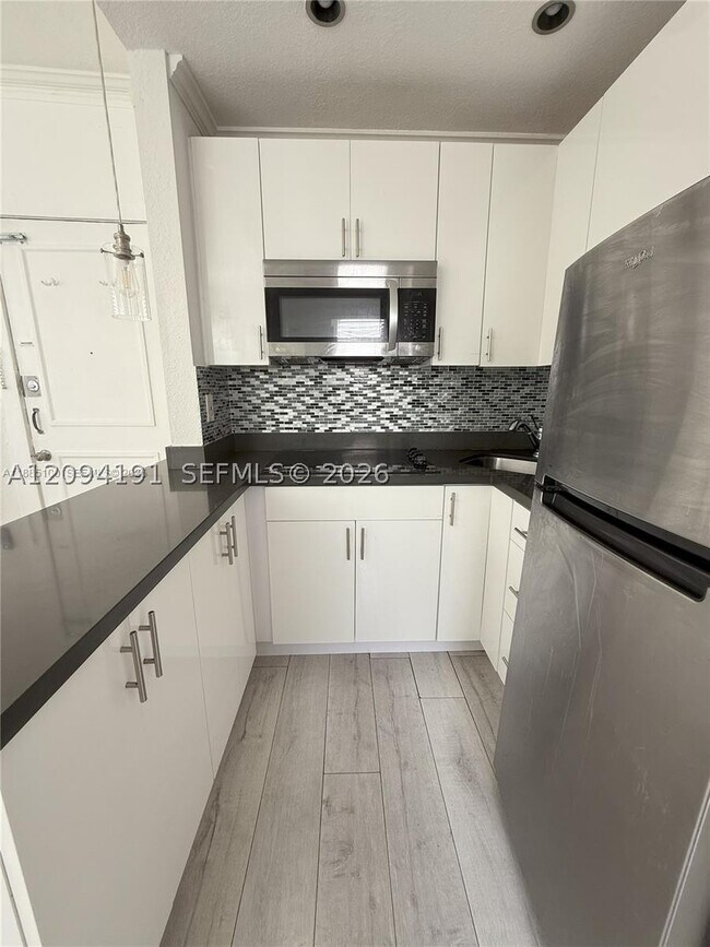 Building Photo - 119 Menores Ave