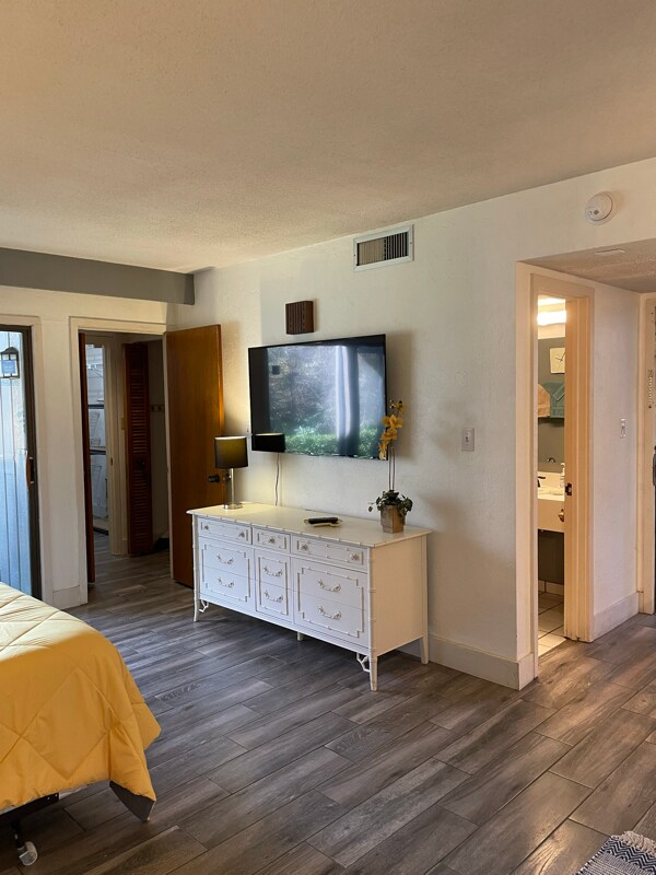 Building Photo - 700 Olde Camelot Cir