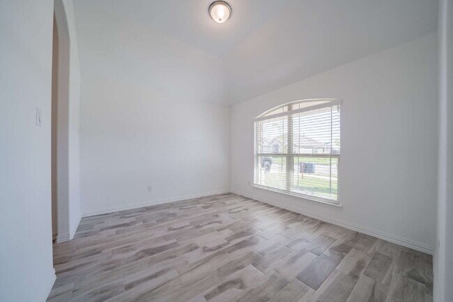 Building Photo - Welcome home to you new 3 bed 2 bath locat...