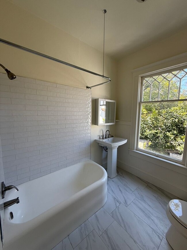 Building Photo - 2 Bedroom, 1 bathroom second floor apartme...