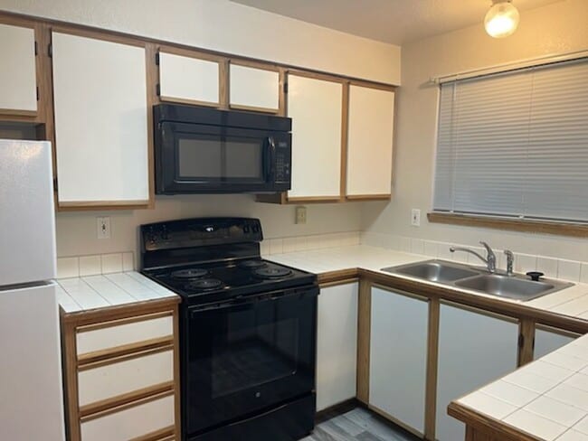 Building Photo - 3 bdrm, 2.5 bath, 2 car garage  (1 attached, 1 detached), Fenced yard, Minutes to Mall and I-5