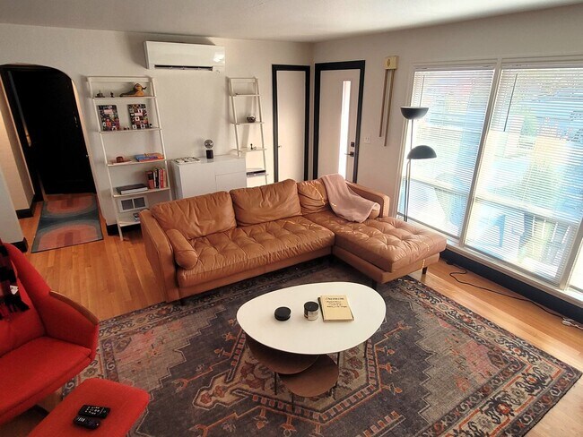 Building Photo - Charming Single-level Home, Fully Furnished + WIFI. Convenient NE Location! Pilot Butte, Downtown.