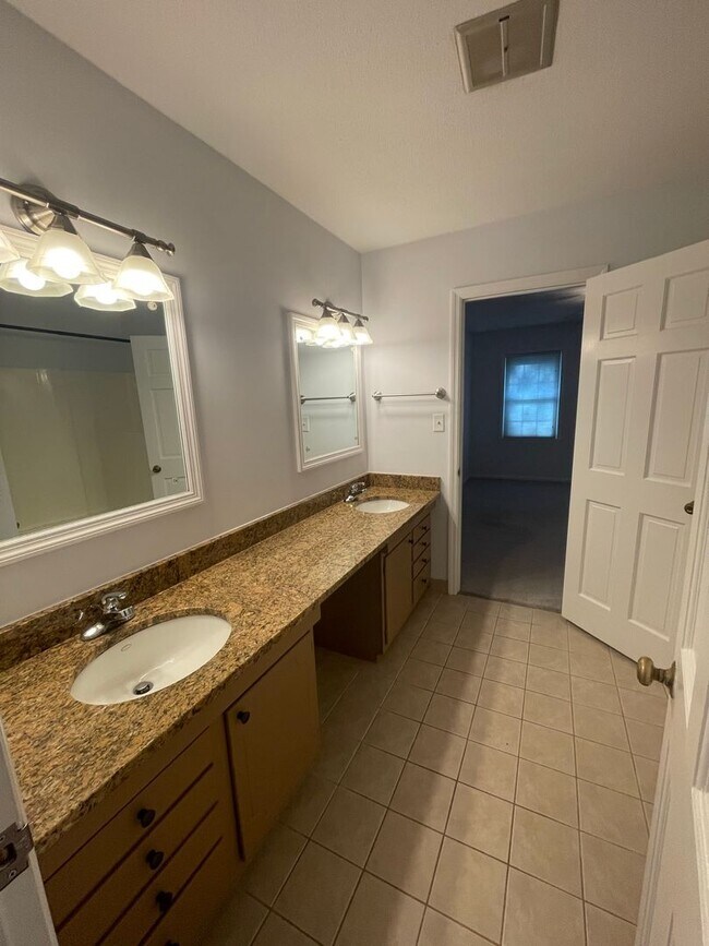 Building Photo - Williamsburg Townhome Available for Rent