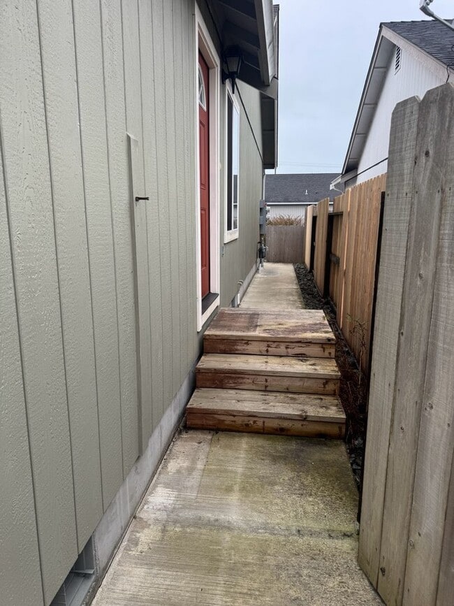 Building Photo - 1879 Maplewood Dr