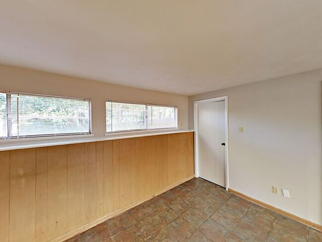 Building Photo - No Application Fee* Plus $250 Off First 2 ...