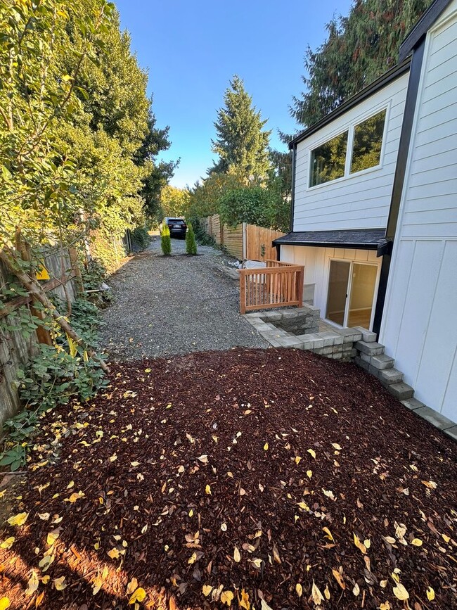 Building Photo - 3 Bd / 3 Ba Seattle Home