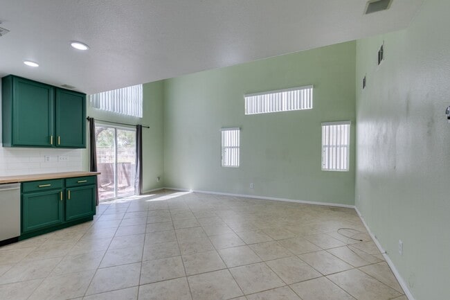 Building Photo - GORGEOUS OPEN FLOORPLAN*GATED COMMUNITY*CO...