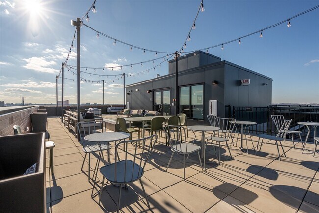 Building Photo - 600 Broadway