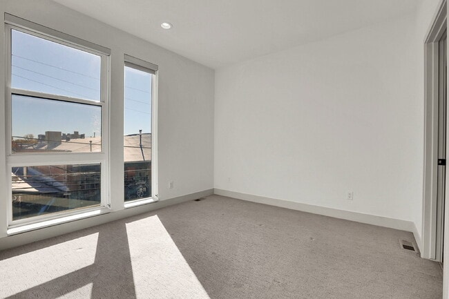 Building Photo - $3,100.00 - 2 Bedrooms, 2.2 Bathrooms, Townhouse in Denver with Roof Deck!
