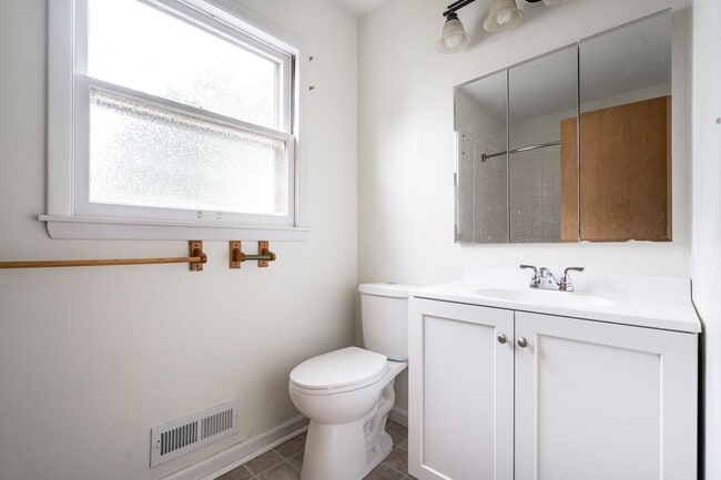Building Photo - Spacious 3 Bedroom 1Bath Lower Duplex in P...