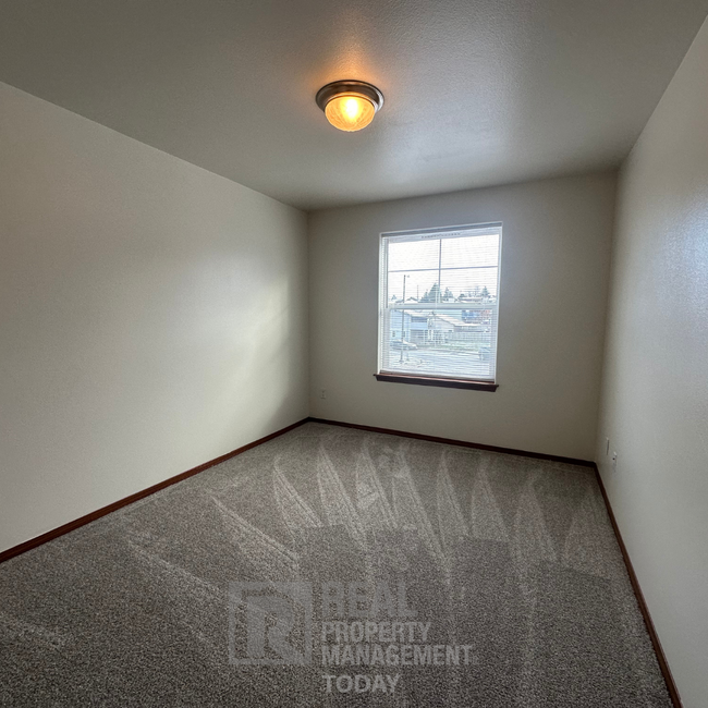 Building Photo - Large 5 Bedroom House in Tacoma!