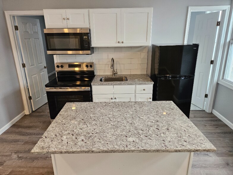 Building Photo - 326 Roselyn St