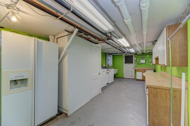 Building Photo - 6833 S Cregier Ave