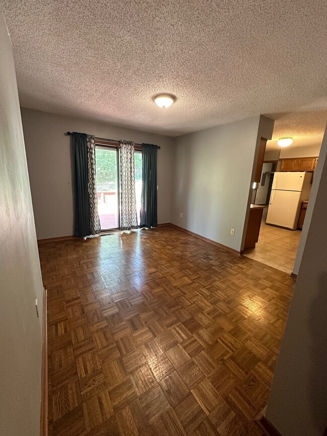 Building Photo - 905 Honeysuckle Ave