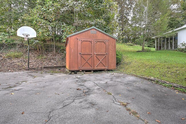 Building Photo - Beautiful split foyer home in Colonial Hei...