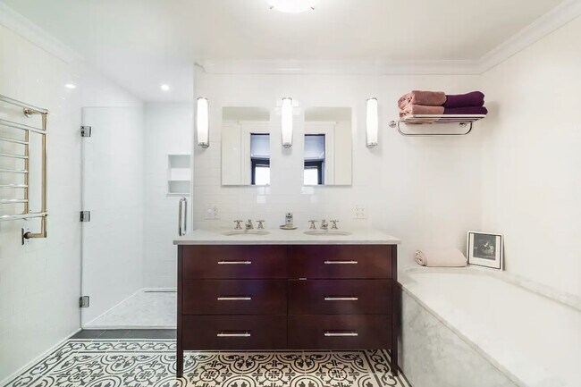 Ensuite primary bathroom - 140 Halsey St