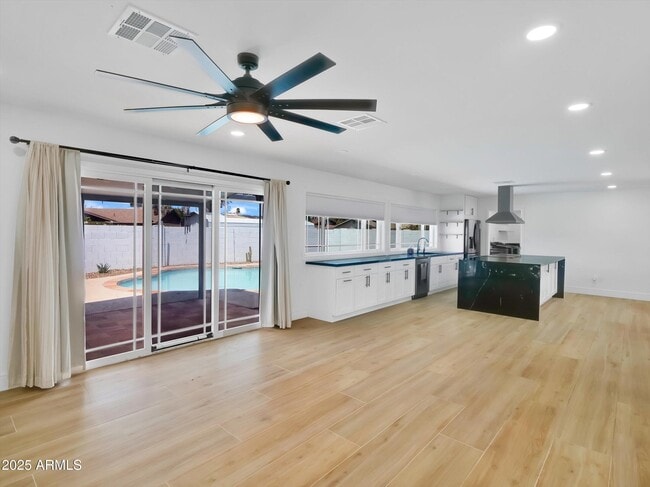 Building Photo - 3118 S Evergreen Rd