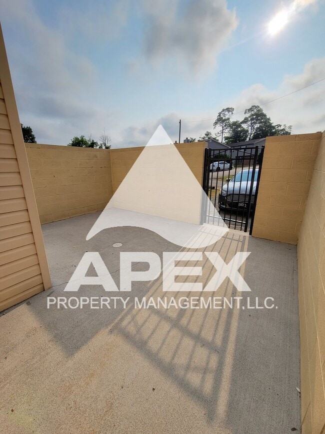 Building Photo - MOVE-IN SPECIAL, $1 RENT!! - Nice 2 Bd | 1.5 Ba Townhouse in West Knox off Cedarbluff!