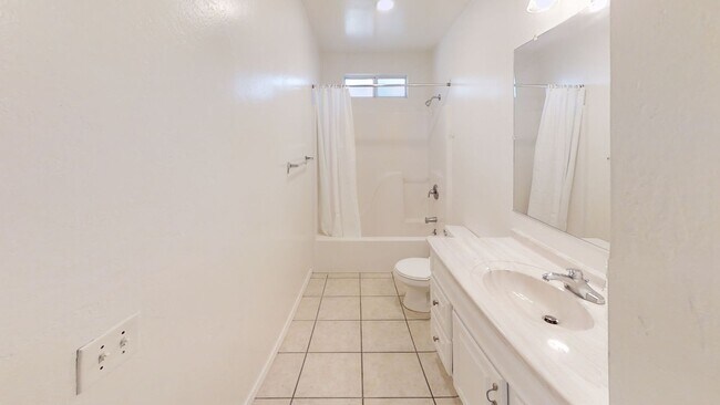 Building Photo - 5 Bed / 3 Bath on Rockford Dr (Large Rooms & Backyard) – Walk to Campus!!