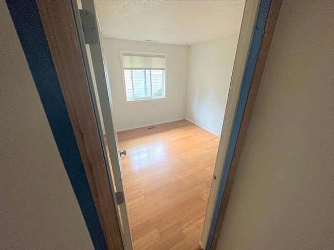 Building Photo - Cute home on Quiet Street 4bed/2bath