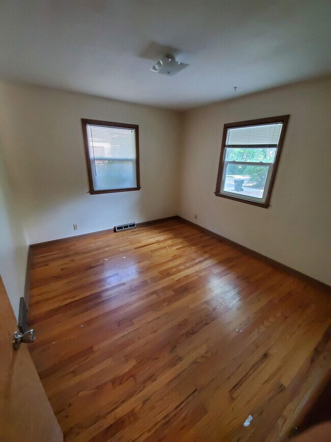Building Photo - 433 Hawthorne Ct