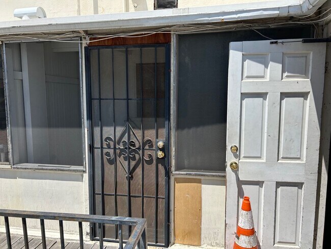 Building Photo - 301-5 3rd Ave