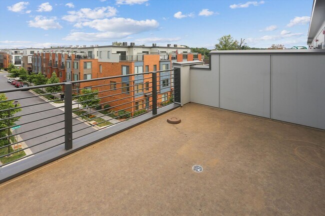 Building Photo - Luxury END-UNIT garage townhouse - 4BD/4.5BA!