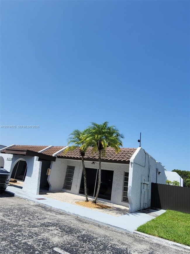 Building Photo - 6518 Kendale Lakes Dr