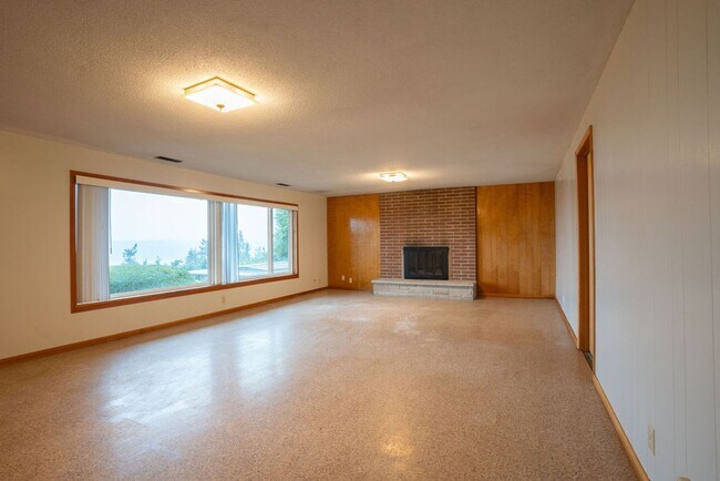 Building Photo - Spacious North Tacoma waterfront Unit with Million dollar Puget Sound Views