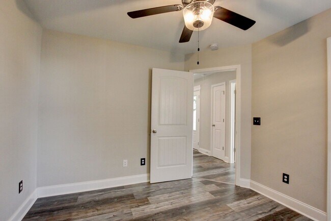 Building Photo - Sharp 3bed 2 ba.  upgrades throughout.