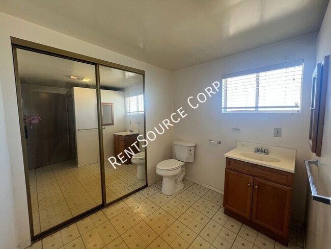 Building Photo - 1379 Riverside Dr