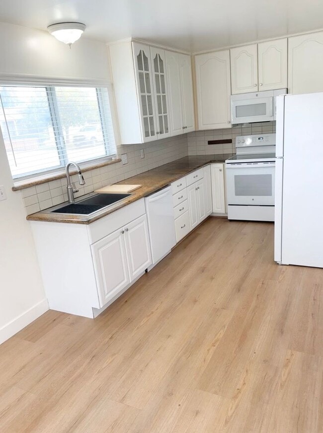 Building Photo - Castro Valley 2BD/1.5BA, 2 Story Duplex with Shared Garage