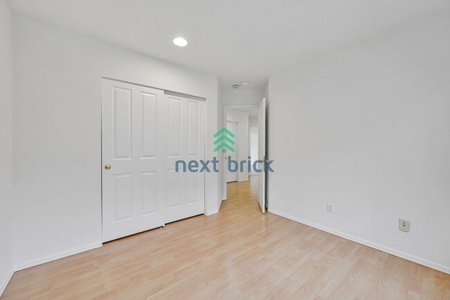 Building Photo - 4 Bed 2.5 Bath Single-family House Availab...