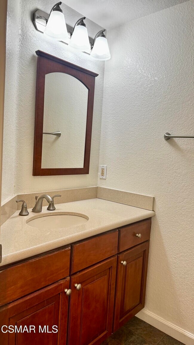 Building Photo - 688 Indian Oak Ln