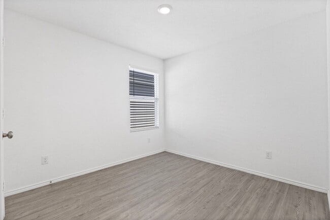 Building Photo - Charming Home Awaits: Spacious & in a Prime Location