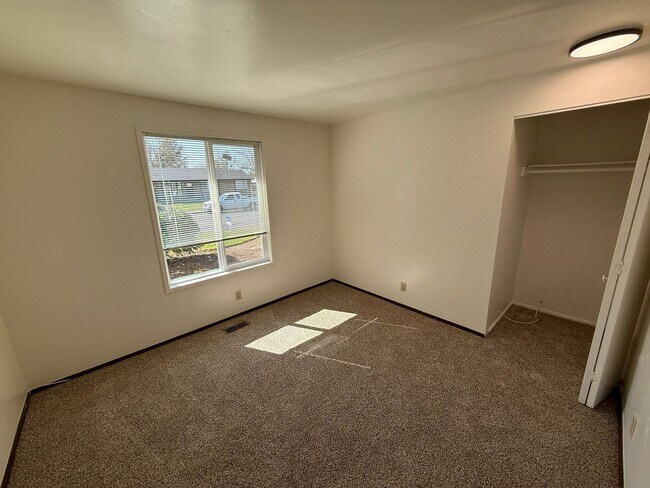 Building Photo - 1488 Palace Dr NE