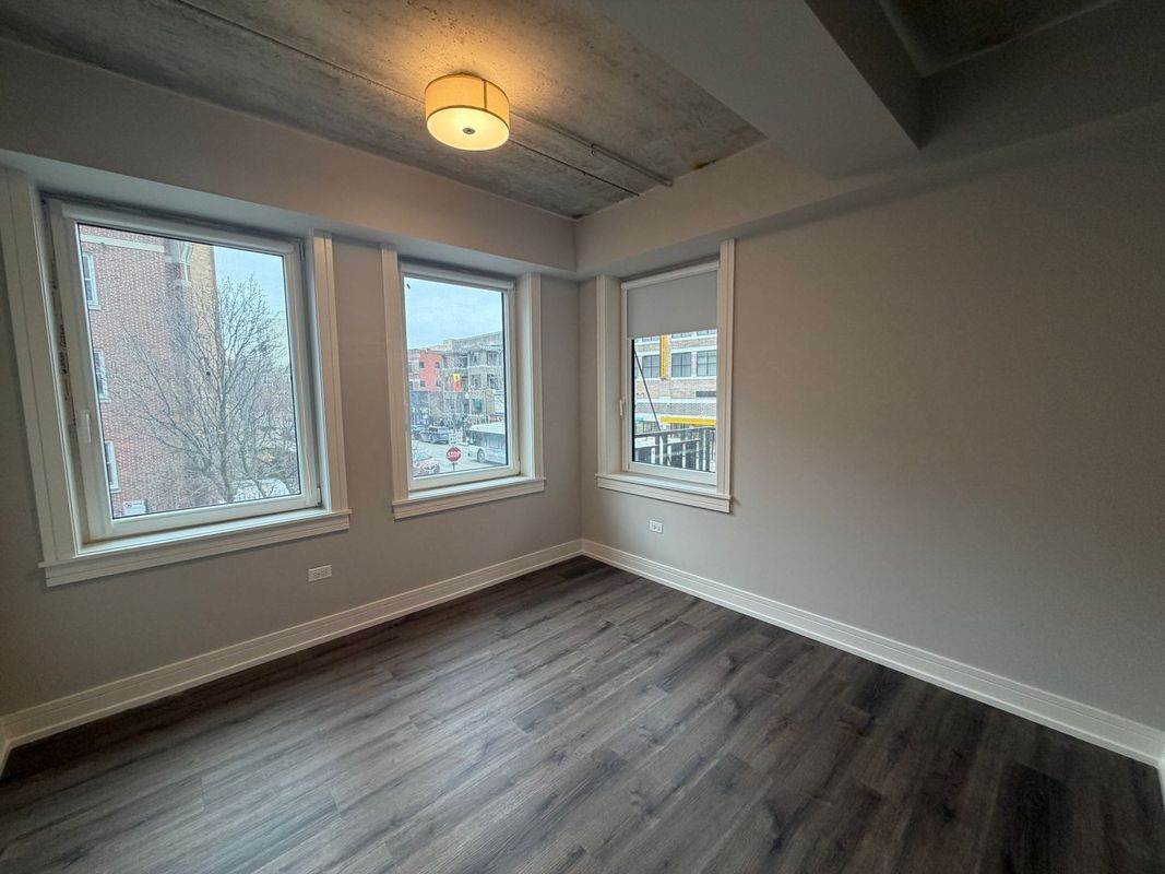 Building Photo - 952 W Carmen Ave