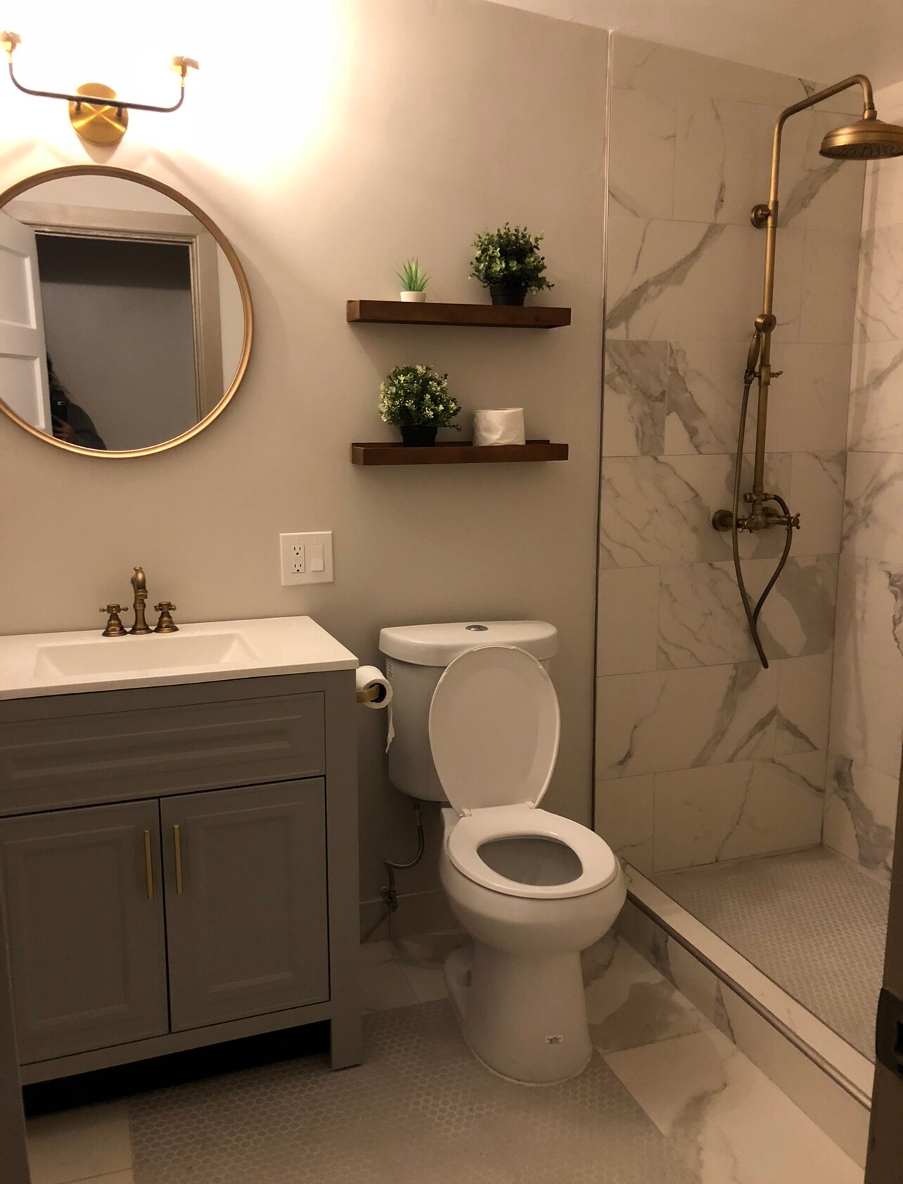 Modern and recently renovated, new shower glass splash panel just installed! - 2661 Newell St