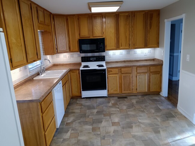 Building Photo - 4 Bedroom / 2.5 Bath Home Johnson City, TN...