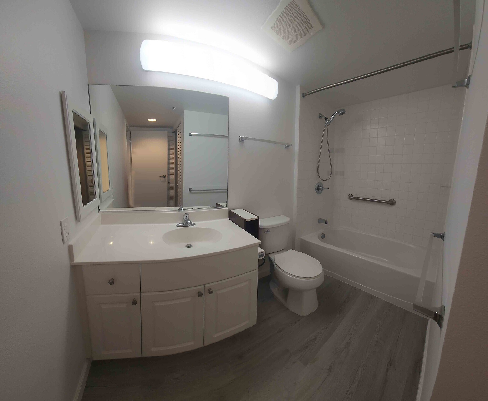 Large bathroom - 801 South St