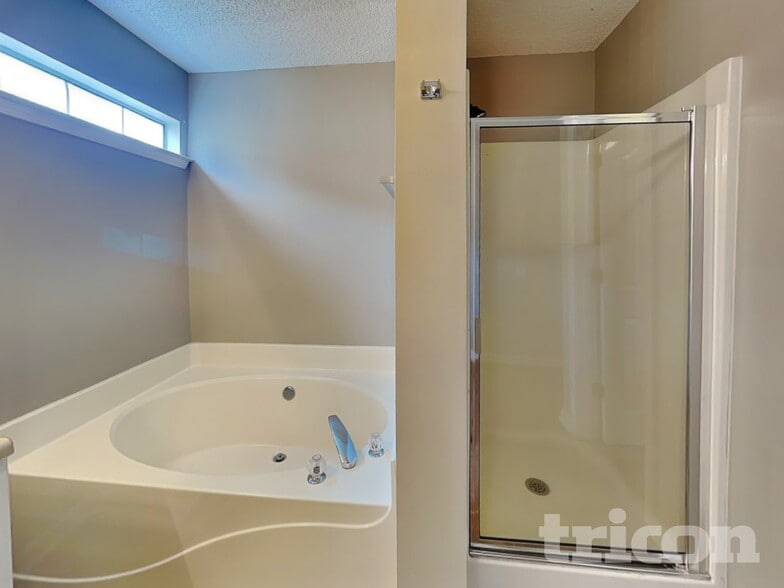 Building Photo - 3715 Longview Dr