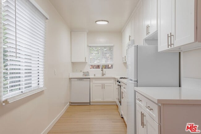 Building Photo - 2401 Beachwood Dr