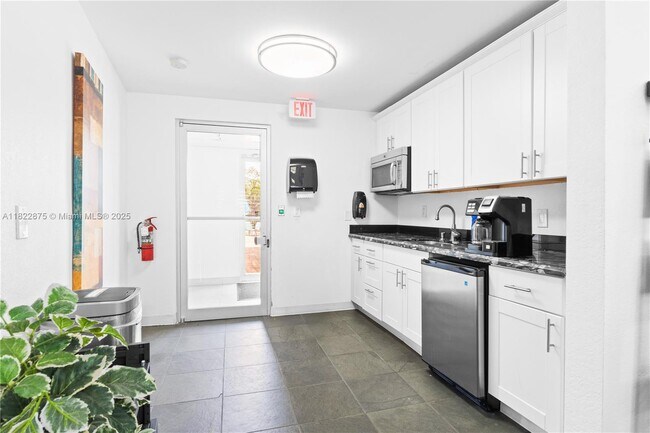 Building Photo - 401 Golden Isles Dr